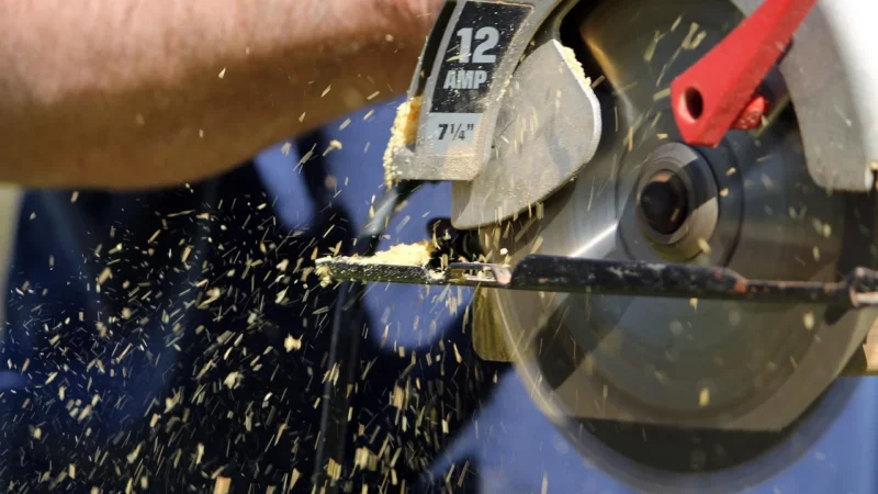 Piła Black&Decker CS1250LKA-QS)
